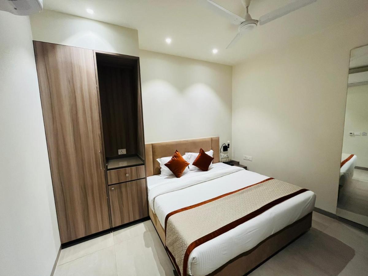 Hotel The Royal Vista فاراناسي المظهر الخارجي الصورة