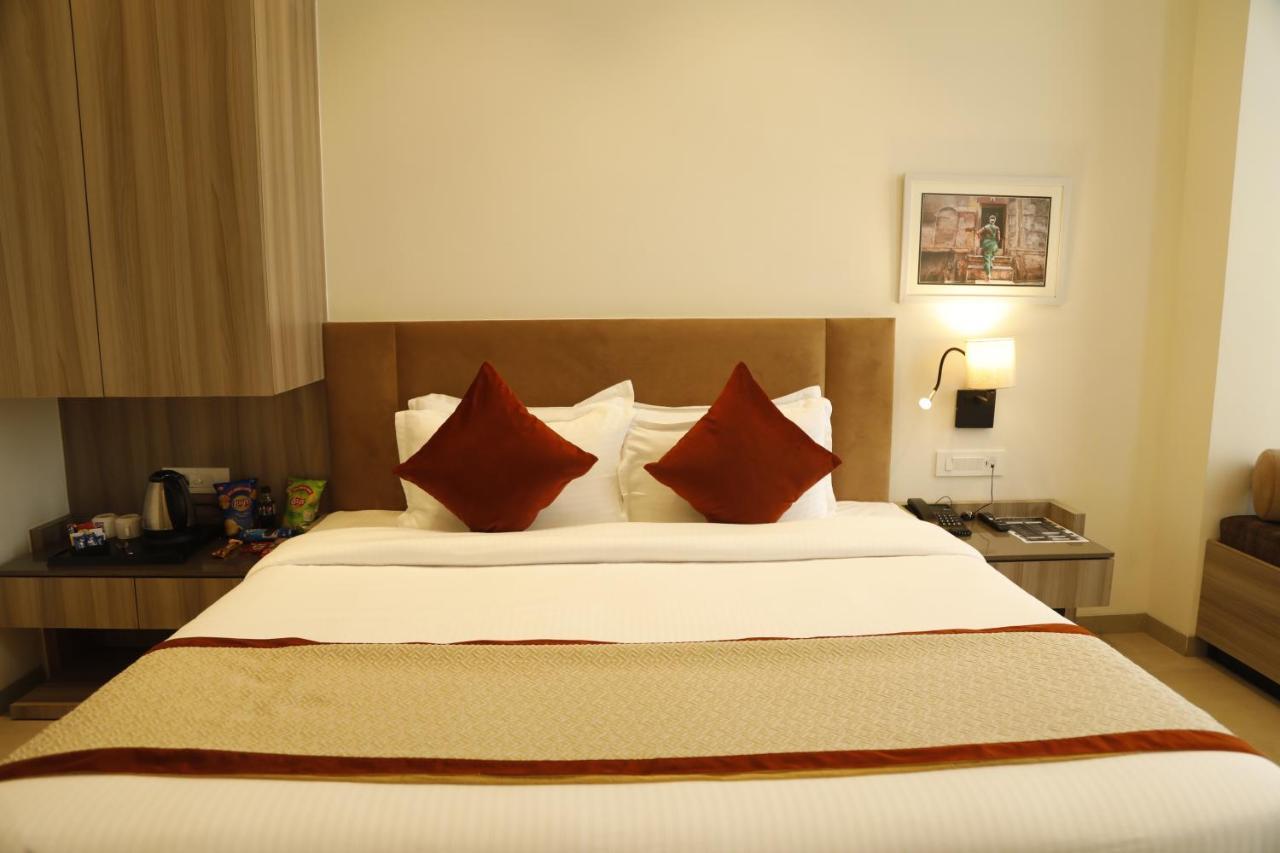 Hotel The Royal Vista فاراناسي المظهر الخارجي الصورة