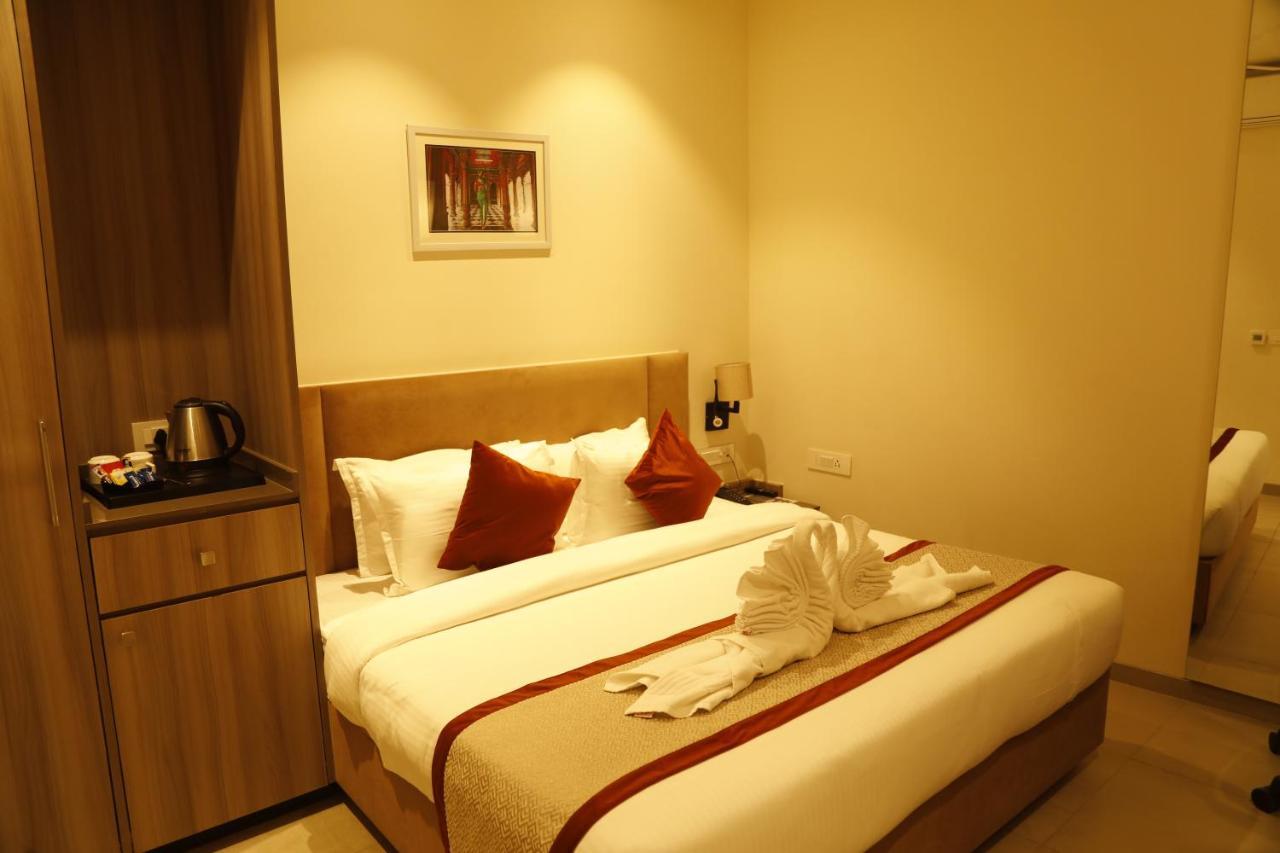 Hotel The Royal Vista فاراناسي المظهر الخارجي الصورة