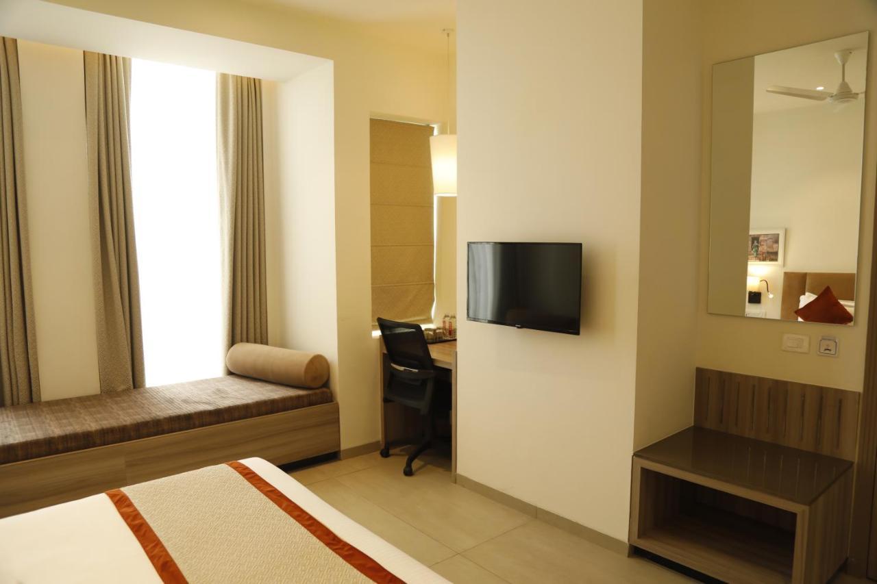 Hotel The Royal Vista فاراناسي المظهر الخارجي الصورة