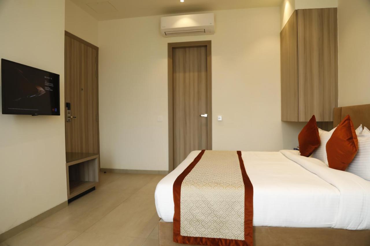 Hotel The Royal Vista فاراناسي المظهر الخارجي الصورة