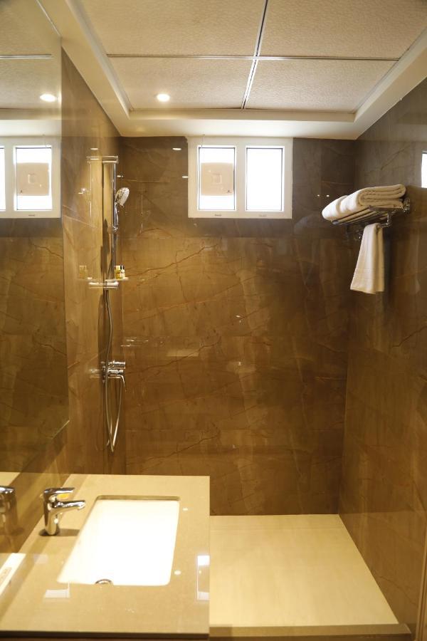 Hotel The Royal Vista فاراناسي المظهر الخارجي الصورة