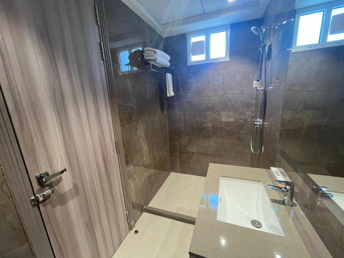 Hotel The Royal Vista فاراناسي المظهر الخارجي الصورة