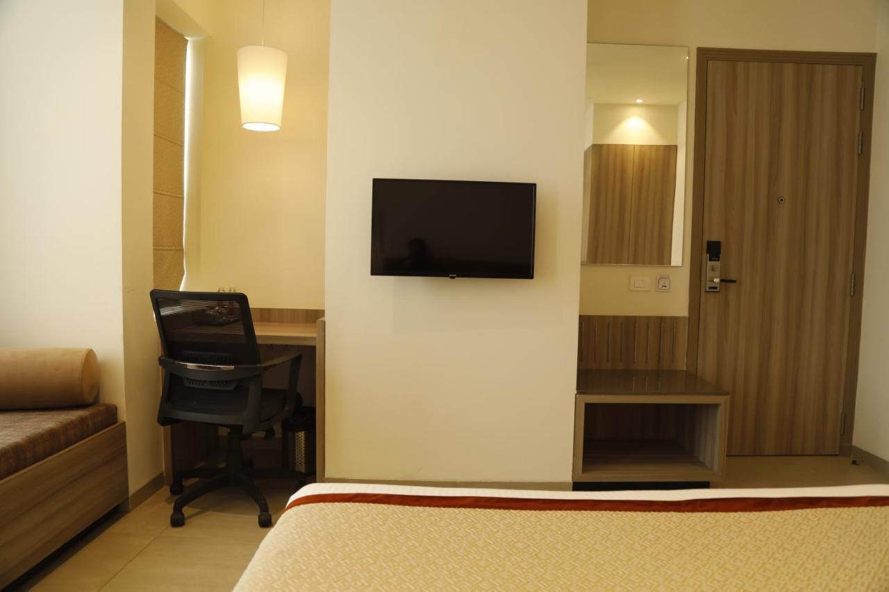 Hotel The Royal Vista فاراناسي المظهر الخارجي الصورة