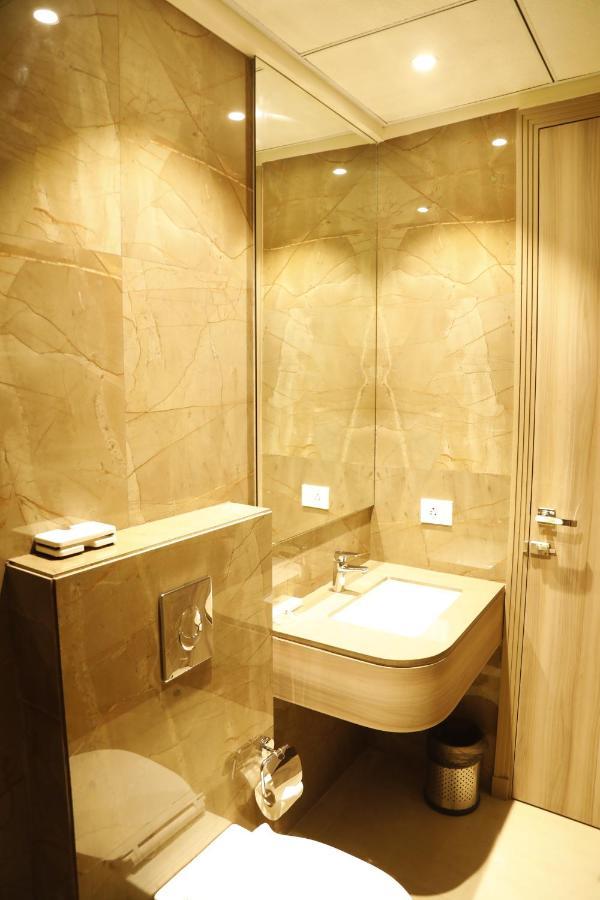 Hotel The Royal Vista فاراناسي المظهر الخارجي الصورة