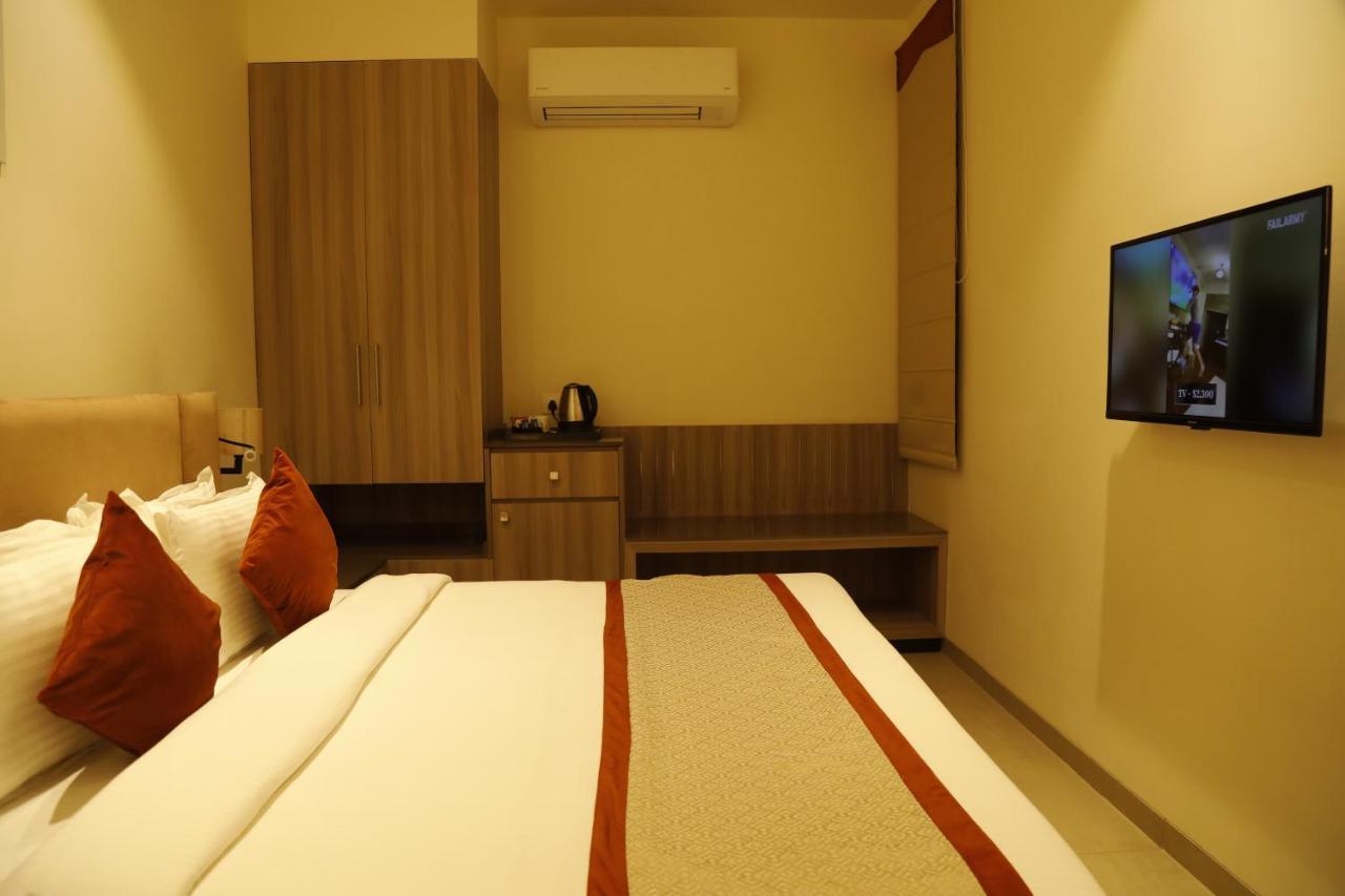 Hotel The Royal Vista فاراناسي المظهر الخارجي الصورة