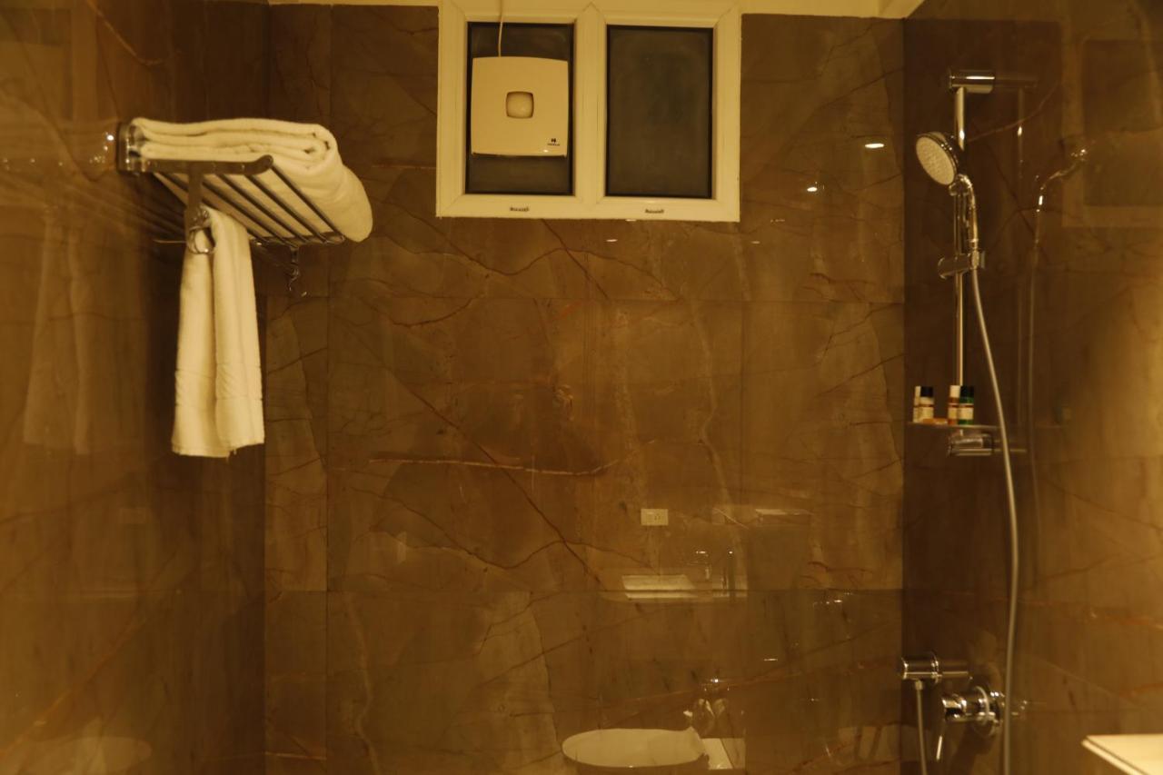 Hotel The Royal Vista فاراناسي المظهر الخارجي الصورة