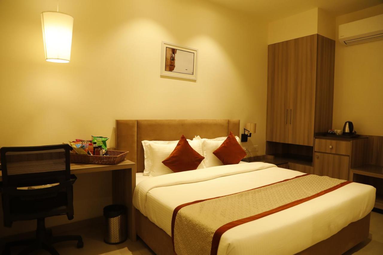 Hotel The Royal Vista فاراناسي المظهر الخارجي الصورة