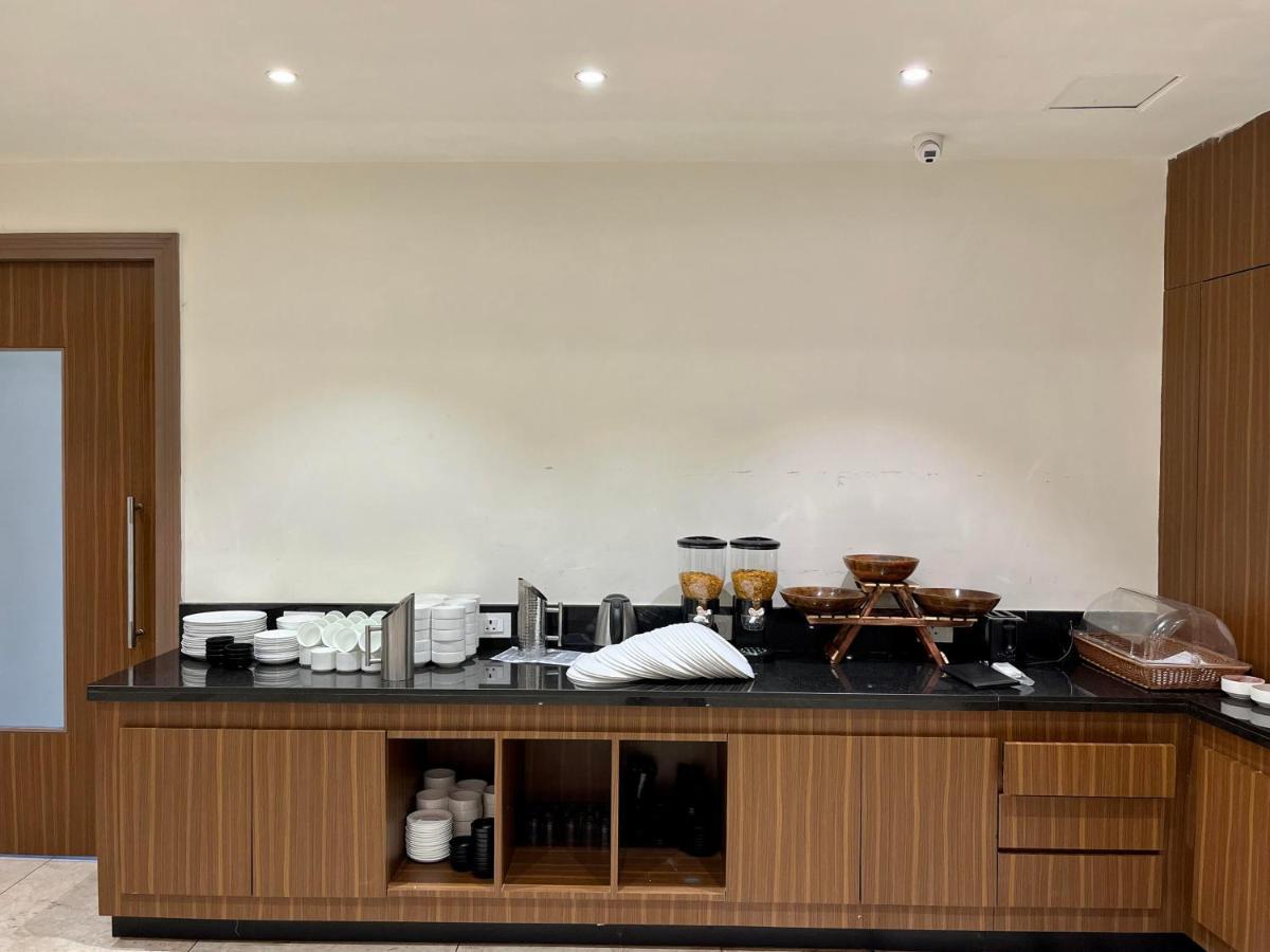 Hotel The Royal Vista فاراناسي المظهر الخارجي الصورة