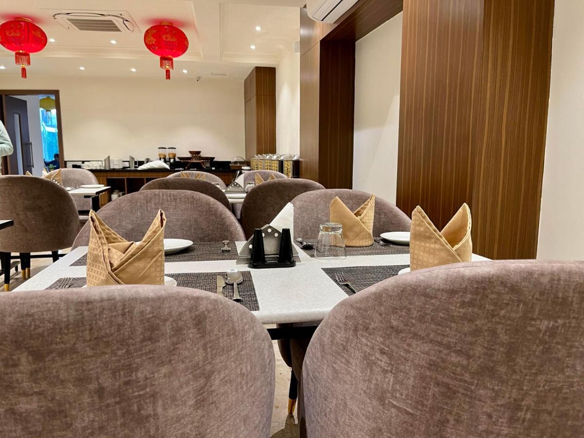 Hotel The Royal Vista فاراناسي المظهر الخارجي الصورة