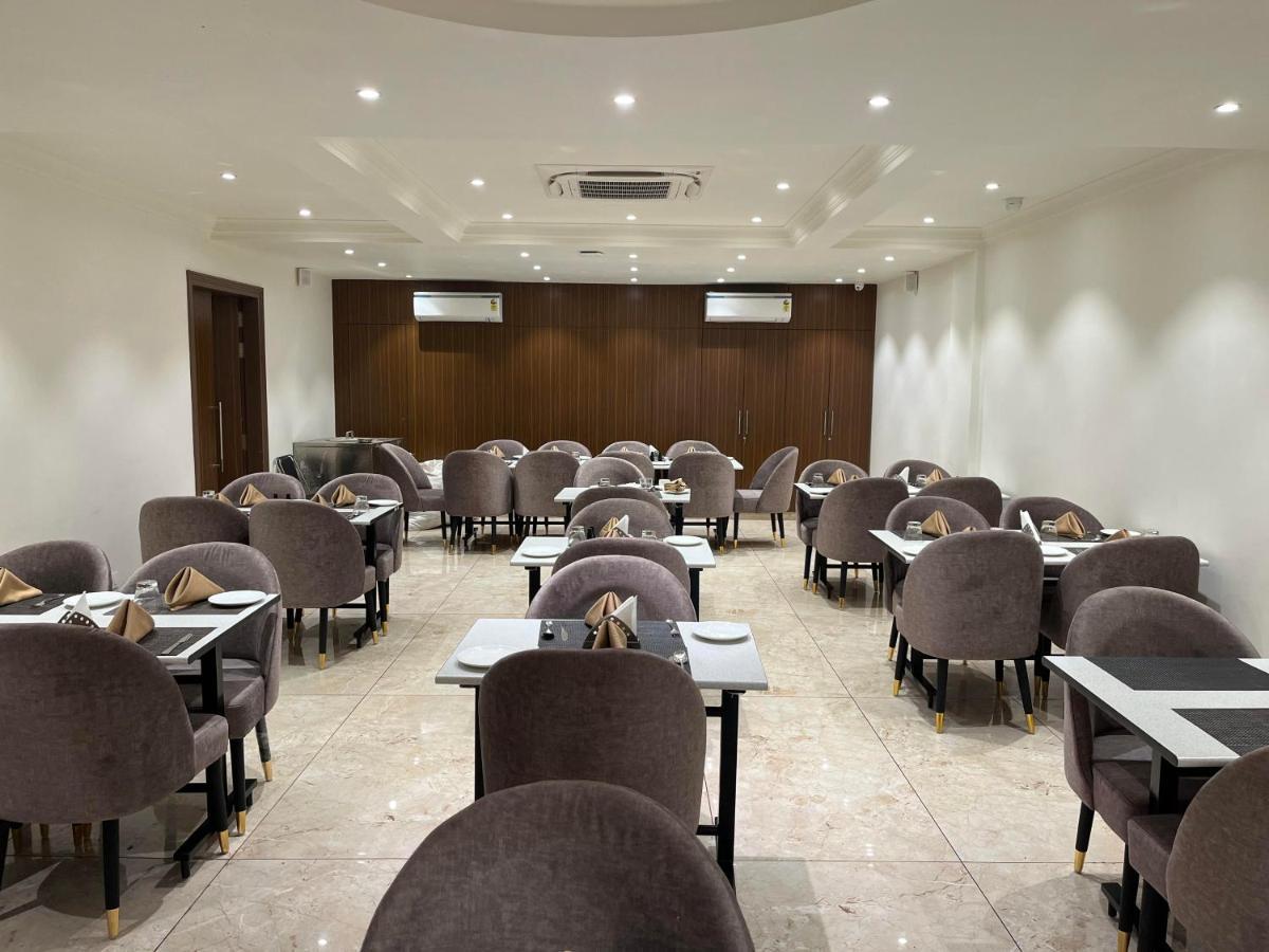 Hotel The Royal Vista فاراناسي المظهر الخارجي الصورة