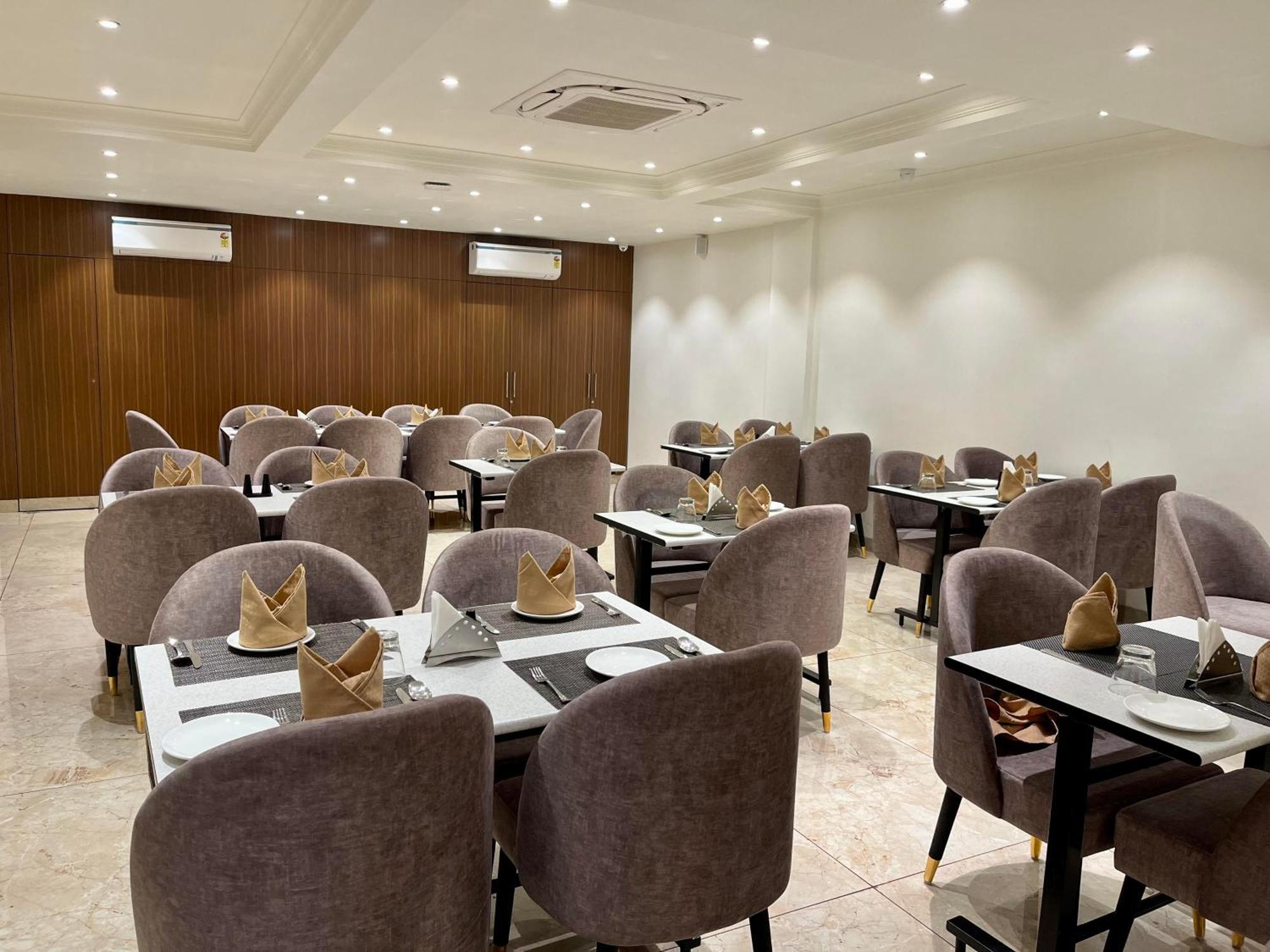 Hotel The Royal Vista فاراناسي المظهر الخارجي الصورة