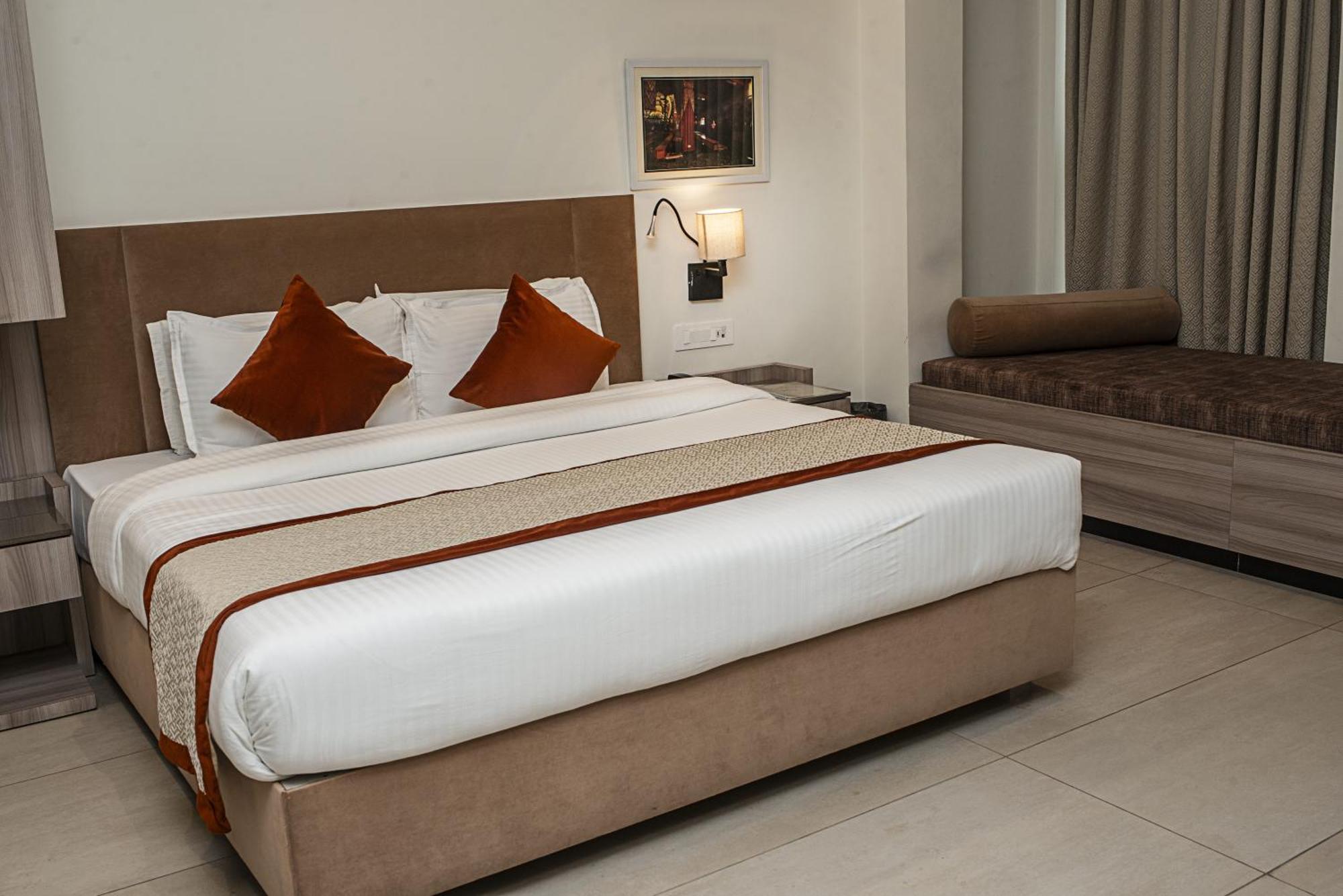 Hotel The Royal Vista فاراناسي المظهر الخارجي الصورة