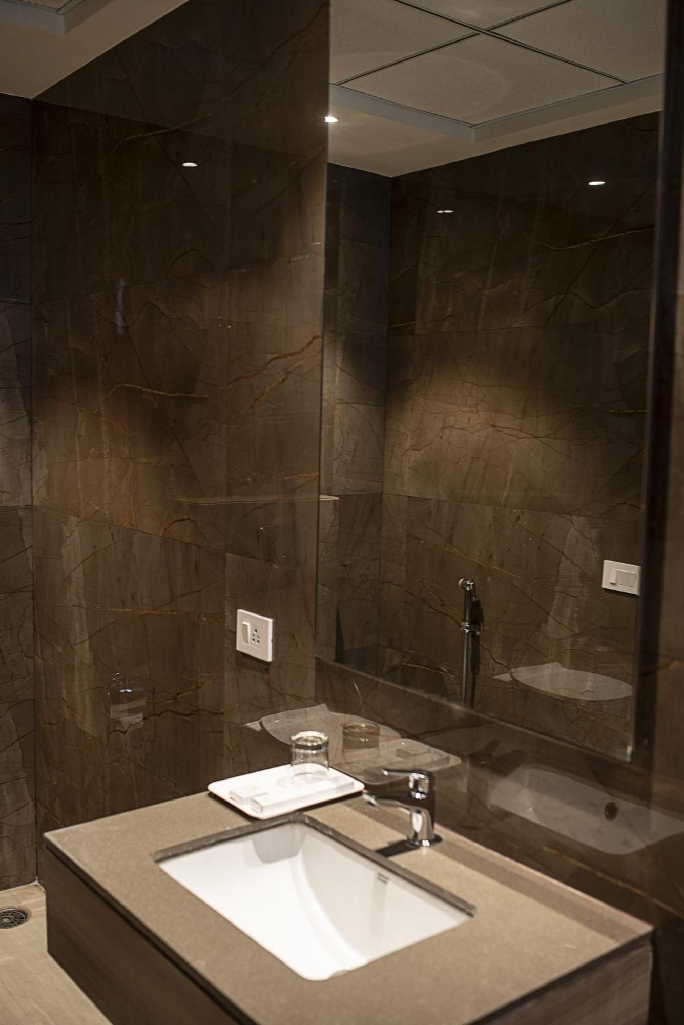 Hotel The Royal Vista فاراناسي المظهر الخارجي الصورة