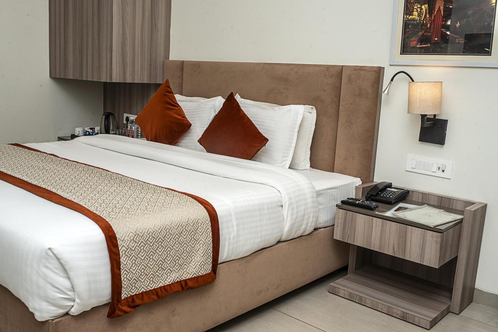 Hotel The Royal Vista فاراناسي المظهر الخارجي الصورة