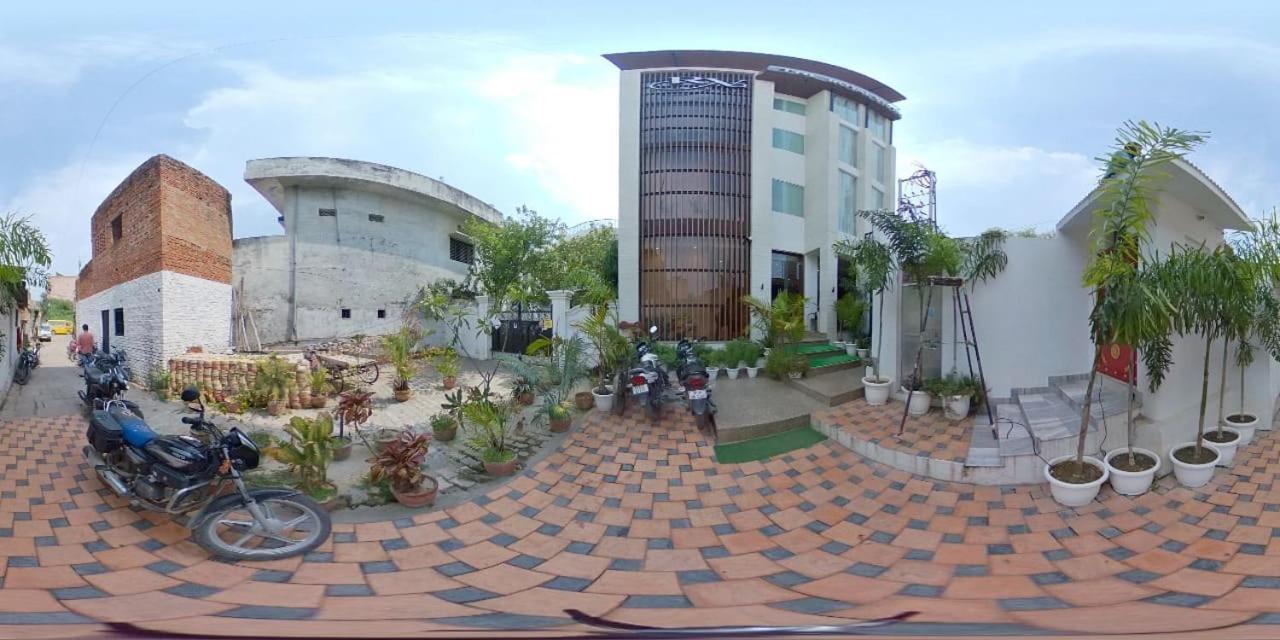 Hotel The Royal Vista فاراناسي المظهر الخارجي الصورة