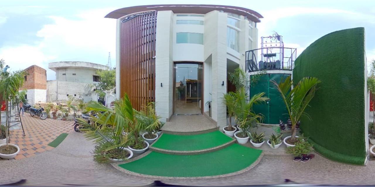 Hotel The Royal Vista فاراناسي المظهر الخارجي الصورة